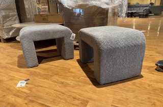 Set van 2 hockers. Grijs stof